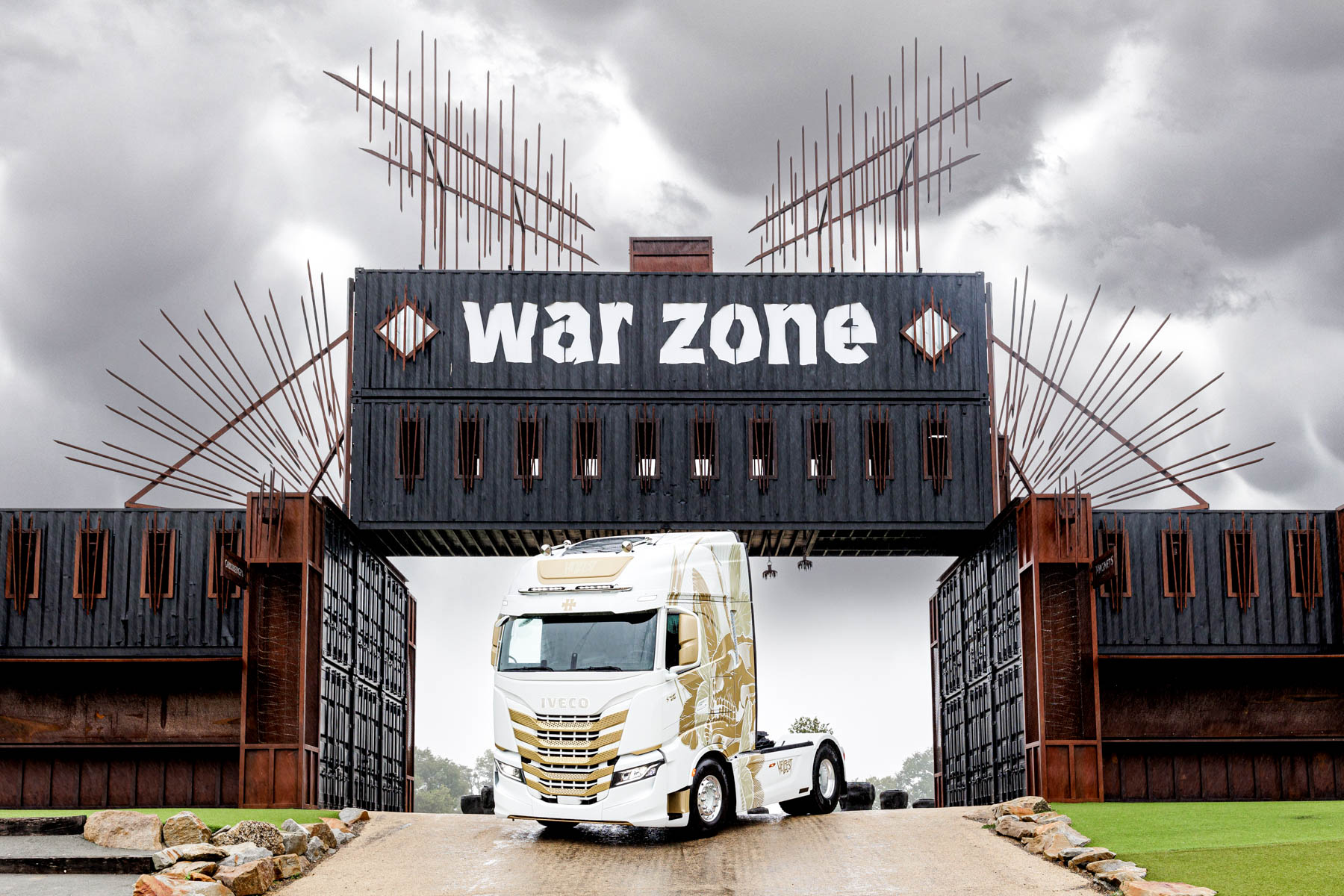 Camion IVECO devant portail War Zone - Portail Hellfest sous ciel orageux - Reportage photo publicitaire - Agence Brunet-Monié