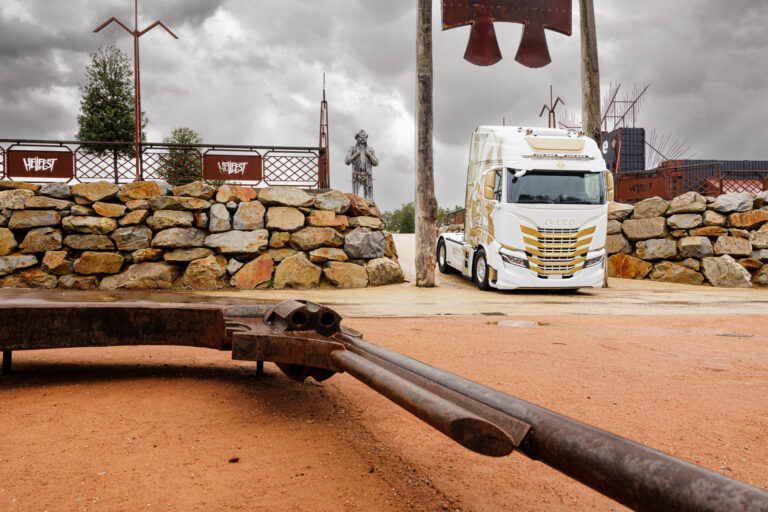 Camion blanc et or stationné sur site - Décor de festival rock avec sculpture métal - Photographie commerciale Hellfest - prestataire photo nantes