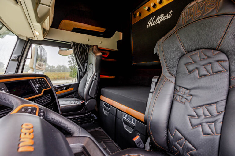 Intérieur de cabine de camion personnalisé - Sellerie noire surpiquée orange IVECO - Reportage visuel pour SDVI - studio photo loire-atlantique
