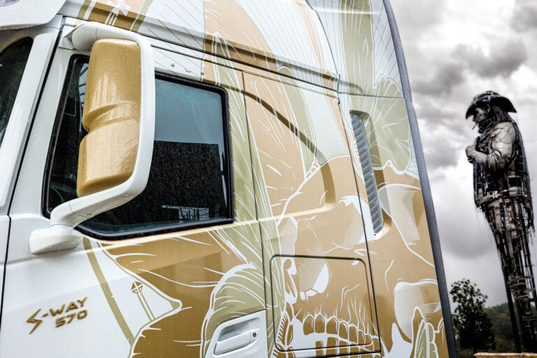 Illustration tête de mort sur portière camion - Vue latérale du modèle IVECO S-WAY - Image pour communication de marque - Agence photo à Nantes