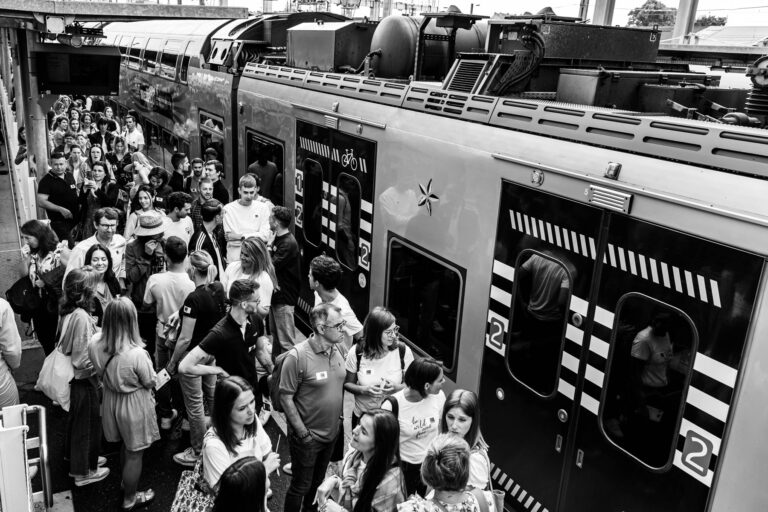 Foule sur le quai SNCF - Montée dans le train direction surprise - Reportage anniversaire d'entreprise - studio photo loire-atlantique