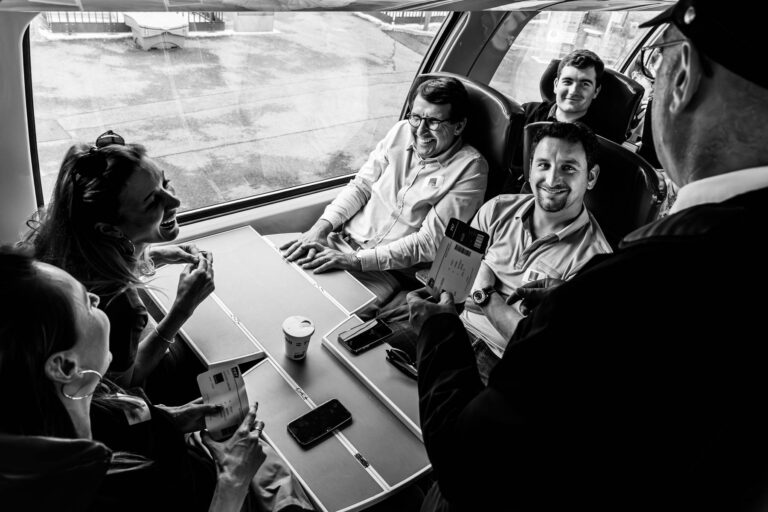 Salariés souriants en compartiment - Contrôle des billets SNCF - Photoreportage festif en entreprise - créateur de contenu Nantes