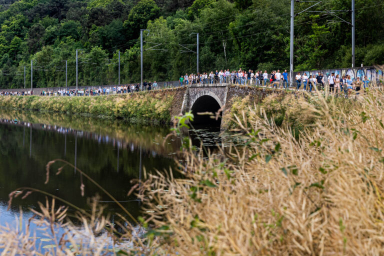 Long cortège de marcheurs - Balade au bord de la Vilaine - Événement d’entreprise convivial - photographe Nantes