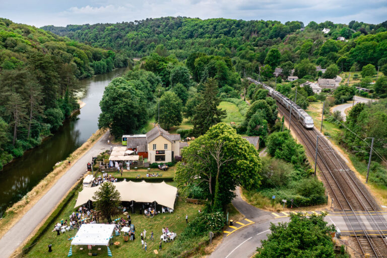 Vue aérienne du Moulin du Boël - Chapiteau installé en pleine campagne - anniversaire d'entreprise - prestataire photo Nantes