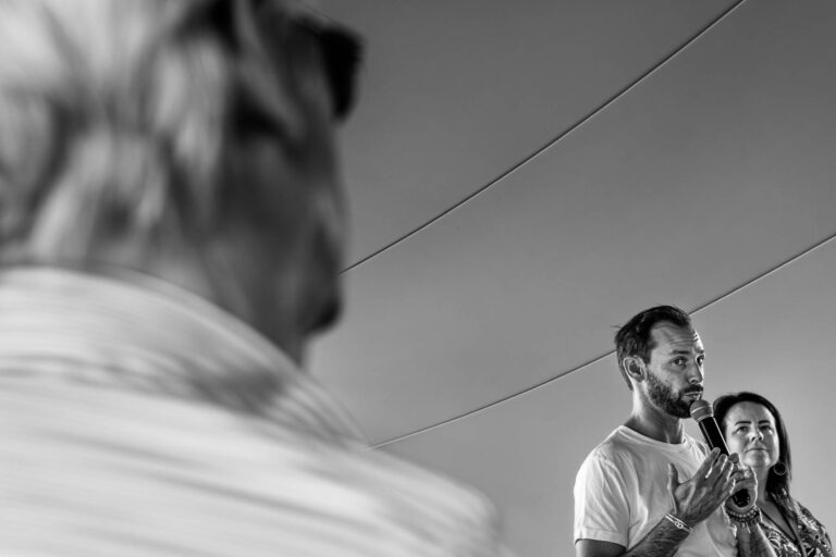 Homme au micro en plein discours - Animation sous chapiteau - Photoreportage corporate humain - Brunet-Monié