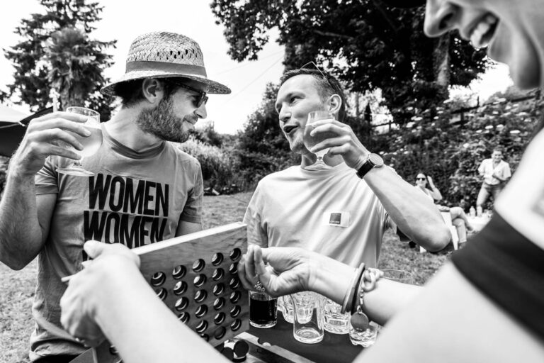 Jeu en bois et apéritif - Détente entre salariés sous les arbres - anniversaire d'entreprise - Agence Brunet-Monié