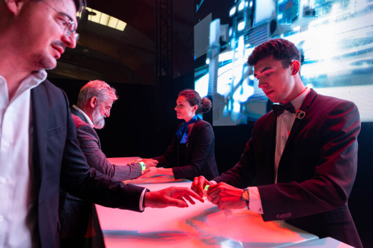 Accueil avec bracelets lumineux - Entrée futuriste dans la soirée - anniversaire d'entreprise - créateur de contenu Nantes
