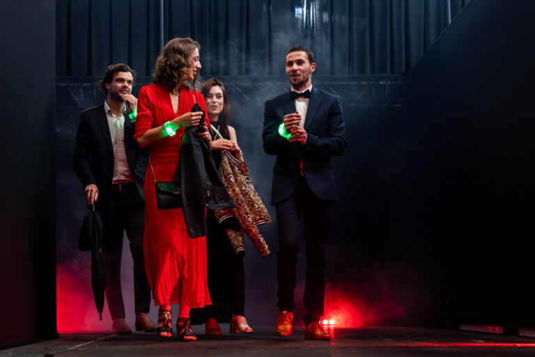 Groupe élégant dans un couloir sombre - Ambiance chic et immersive - Photographie événement corporate - Agence photo à Nantes