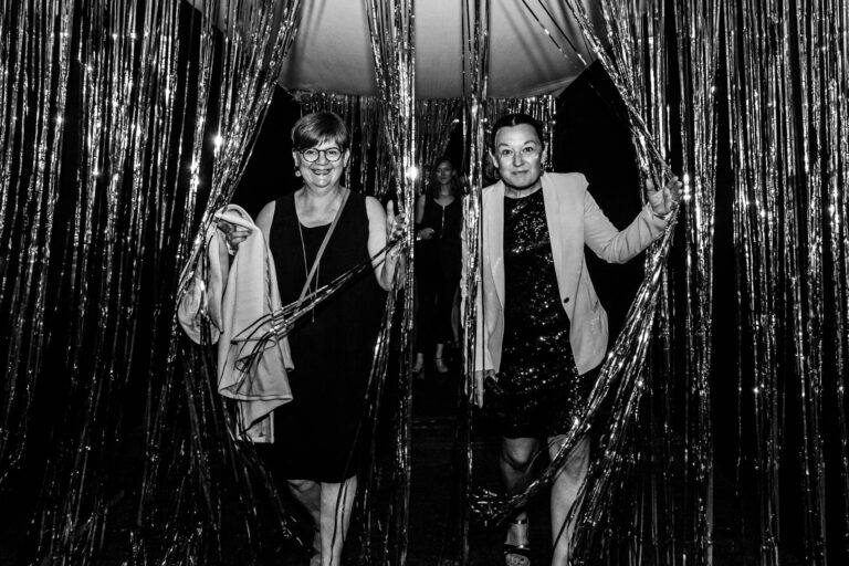 Passage à travers rideaux brillants - Arrivée en tenue de soirée - Soirée festive d’entreprise - prestataire photo Nantes