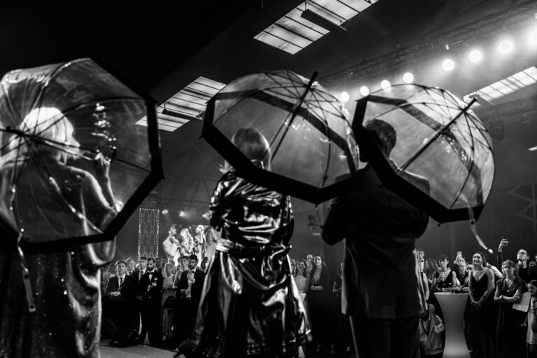 Performance artistique sous projecteurs - Ombres et parapluies en scène - Spectacle anniversaire d'entreprise - studio photo loire-atlantique