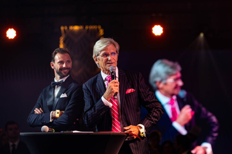 Discours sur scène en costume - Prise de parole du président - Photographie événementielle corporate - photographe Nantes