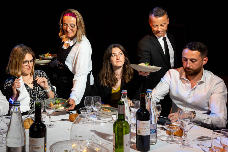 Service de plats à table - Dîner de gala entre collègues - Soirée événementielle corporate - Agence Brunet-Monié