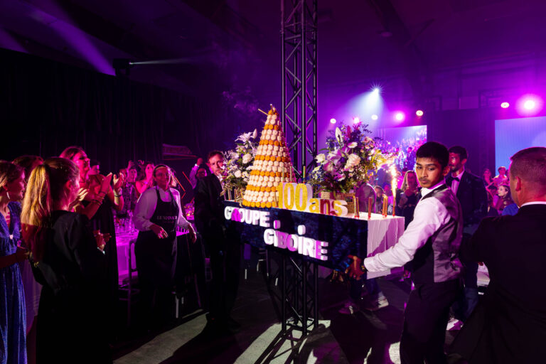Gâteau des 100 ans en salle - Présentation spectaculaire du dessert - anniversaire d'entreprise - photographe Nantes