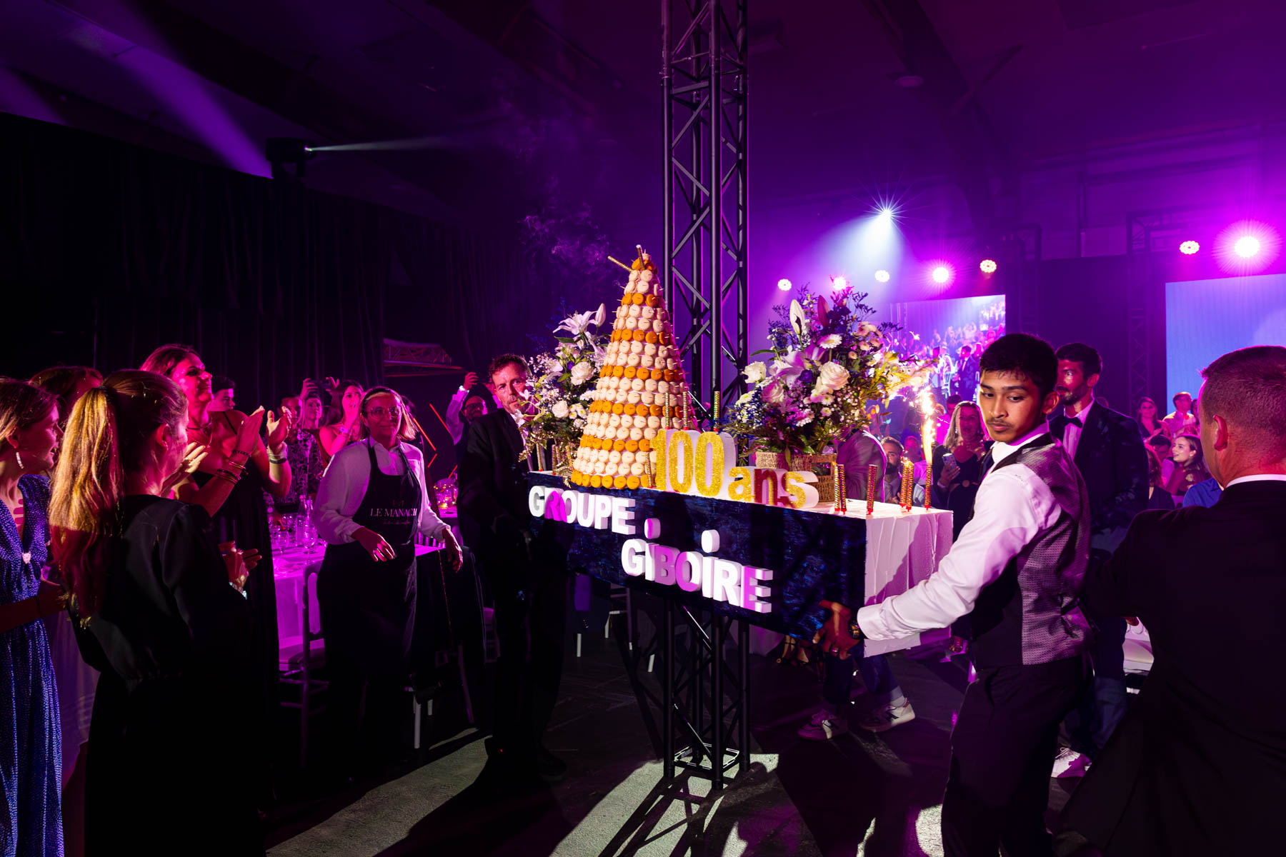 Gâteau des 100 ans en salle - Présentation spectaculaire du dessert - anniversaire d'entreprise - photographe Nantes