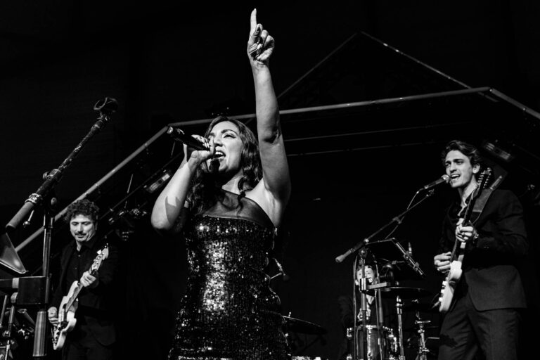 Chanteuse en robe pailletée - Groupe live en pleine performance - Événement musical en entreprise - studio photo loire-atlantique