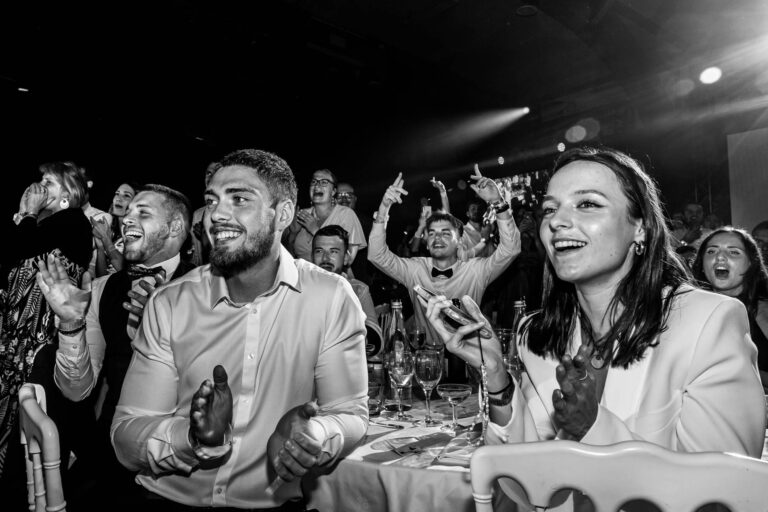 Public enthousiaste en salle - Applaudissements et émotions - Soirée immersive pour salariés - Brunet-Monié