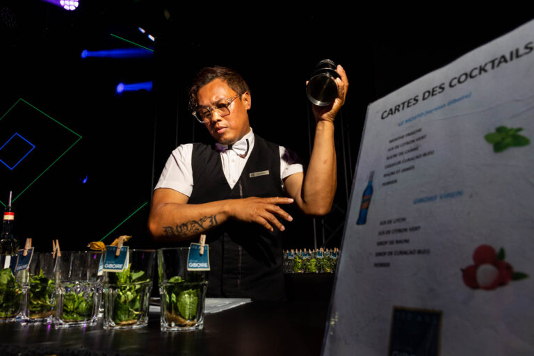Barman préparant mojitos - Stand cocktail personnalisé Giboire - Animation festive en entreprise - prestataire photo Nantes