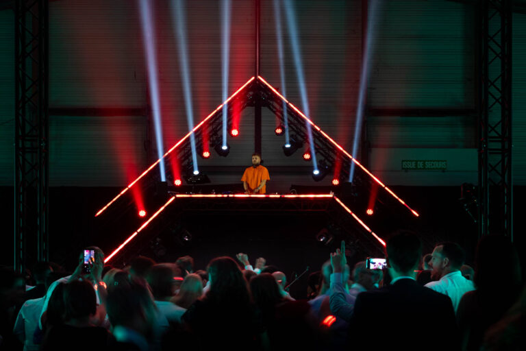 DJ Feder sur scène - Show électro en clôture d’événement - Photographie événementielle musicale - créateur de contenu Nantes