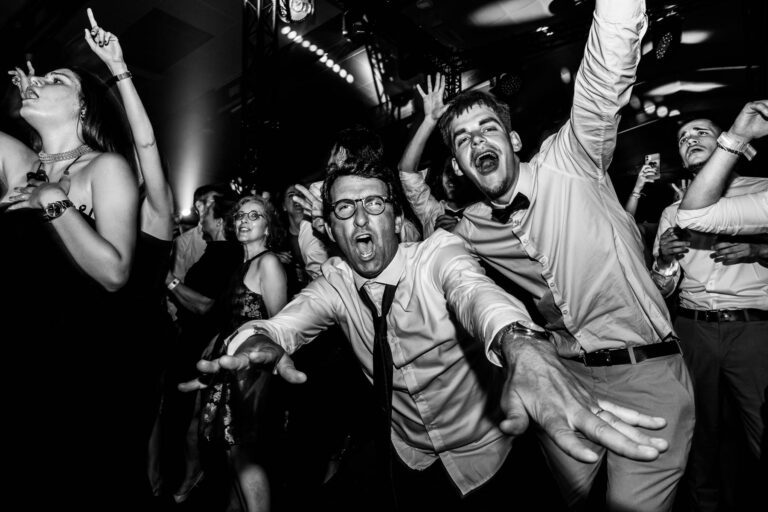 Danseurs en chemise cravate - Foule en liesse lors d’un concert - Photoreportage soirée festive - studio photo loire-atlantique