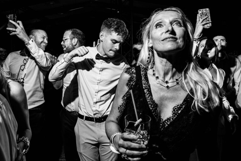Femme en robe cocktail - Participants captivés en soirée - anniversaire d'entreprise - Agence Brunet-Monié