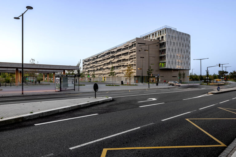 Vue extérieure du parking - Arrêt de bus au petit matin - Reportage photo d'architecture - Agence Brunet-Monié