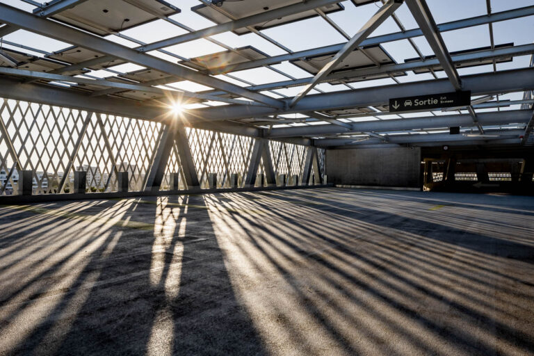 Rayons de soleil traversant structure métallique - Jeux d’ombres au sol - Photographie urbaine au lever du jour - Photographe Rennes