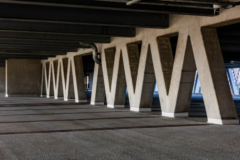 Piliers en béton brut en V - Structure intérieure ajourée - Reportage architectural urbain - Studio photo Rennes