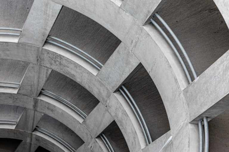 Détail d’une rampe en spirale bétonnée - Courbes architecturales modernes - Photoreportage mobilier urbain - Brunet-Monié Rennes