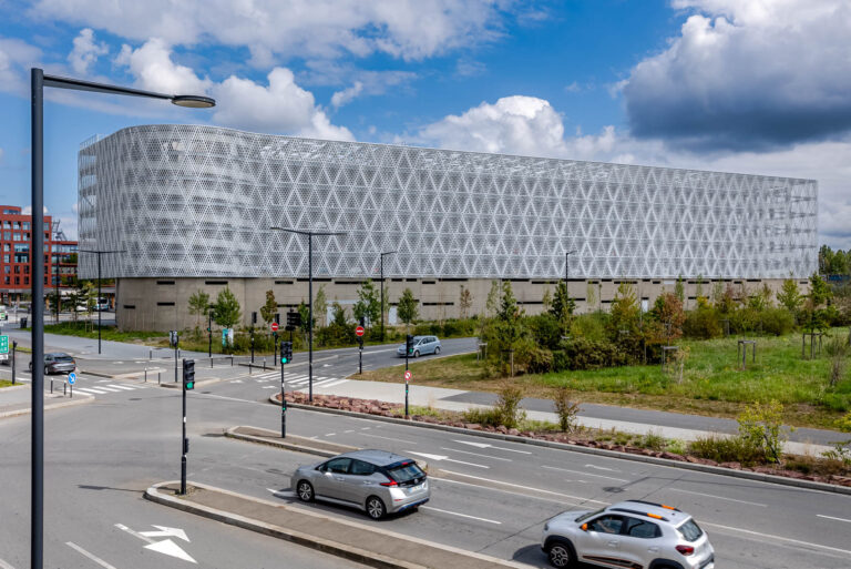 Façade extérieure en résille blanche - Parking relais à Rennes  - Reportage architectural contemporain - Prestataire photo Nantes