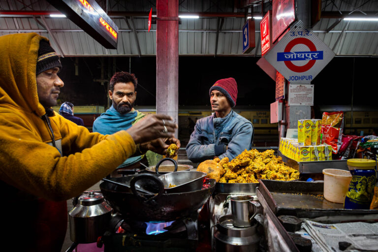 Vendeur de pakoras sur quai indien - Nuit à la gare de Jodhpur Rajasthan - Reportage train de nuit - Brunet-Monié