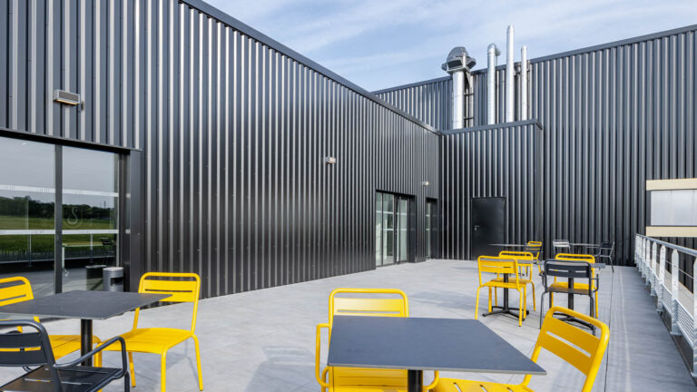 Terrasse aménagée - Chaises jaunes design extérieur - Photographie d’architecture sportive - créateur de contenu nantes