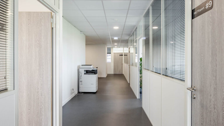Couloir bureaux coworking - Imprimante espace de travail moderne - Reportage architectural intérieur - prestataire photo nantes