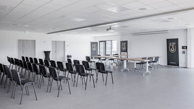 Salle de conférence moderne - Chaises alignées et projecteur - Reportage d’architecture intérieure - photographe nantes