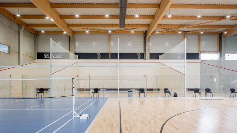 Terrain de squash - Revêtement bois et marquage filets - reportage d’architecture - photographe de club de sport
