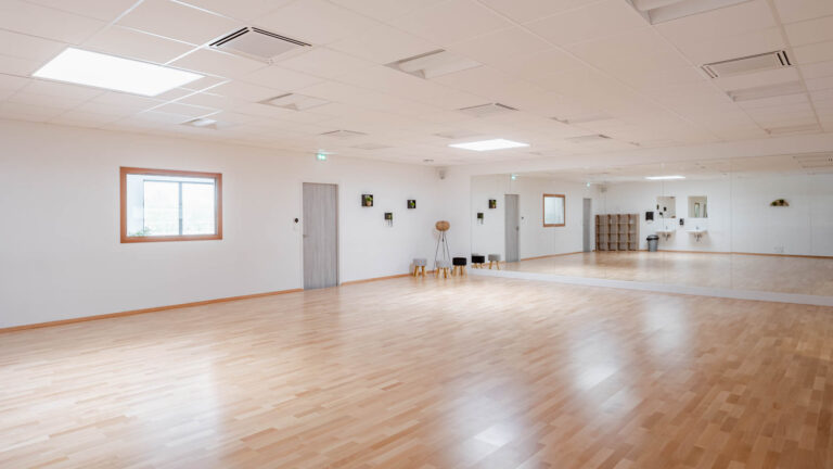 Studio de danse lumineux - Miroir mural et sol bois - Photographie architecture intérieure - créateur de contenu nantes