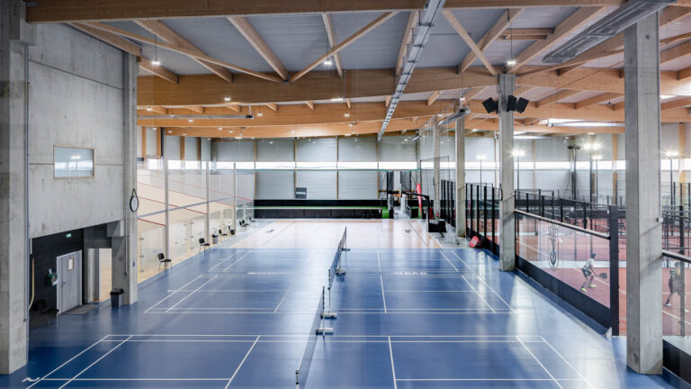 Terrains de badminton - Grande halle sportive bois - Photoreportage architectural - Agence Brunet-Monié