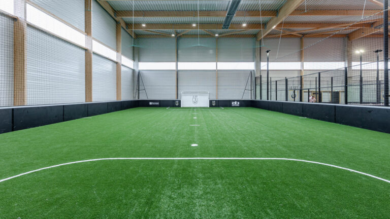 Terrain de foot indoor - Pelouse synthétique verte - Reportage d’architecture sportive - prestataire photo nantes