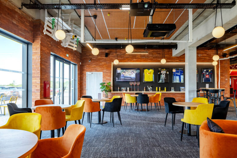 Espace restaurant design coloré - Mobilier orange et jaune ambiance conviviale  - Complexe sportif Le Set - reportage photo architecture - studio photo loire-atlantique