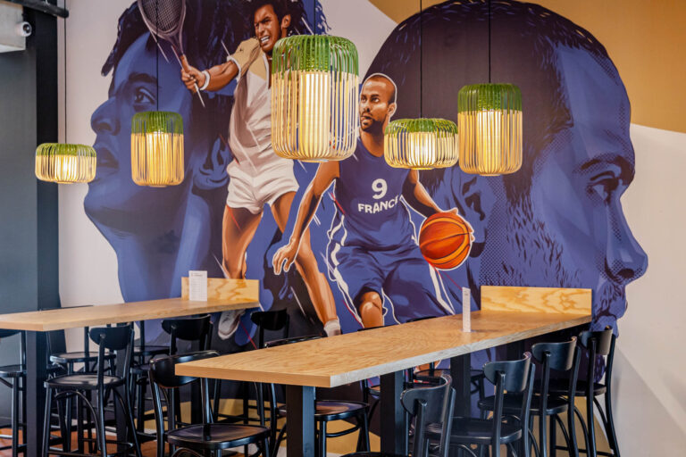 Fresque sportive murale - Suspension design restaurant sportif - reportage photo architecture - Agence photo à Nantes