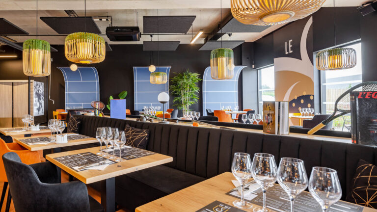 Salle de restaurant design - Tables dressées décoration moderne - Photographie architecture intérieure - Brunet-Monié
