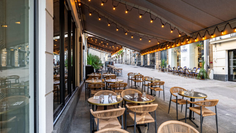 Guirlandes sous store terrasse - Mobilier de restaurant urbain - Photographie publicitaire extérieure - créateur de contenu nantes