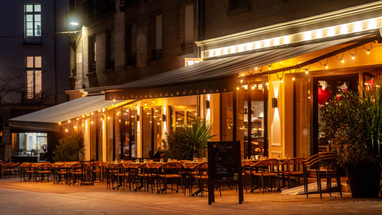 Façade illuminée restaurant - Terrasse éclairée la nuit - Reportage architectural nocturne - prestataire photo nantes