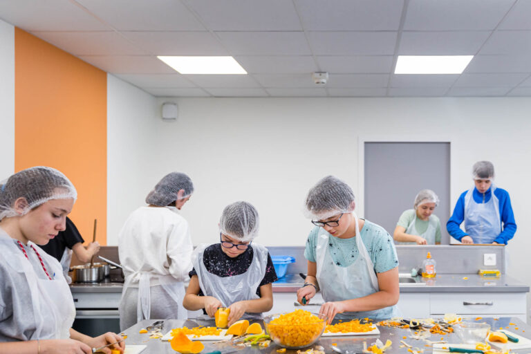 Enfants découpant du potiron - Atelier cuisine colonie vacances - Activité culinaire encadrée - Agence Brunet-Monié