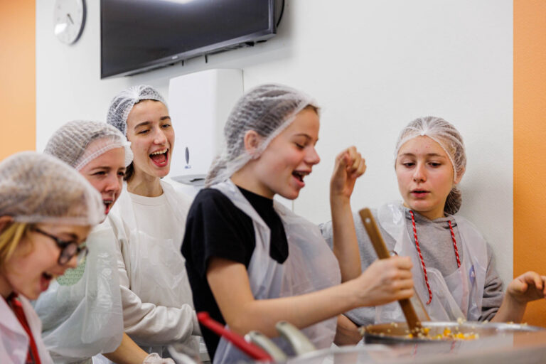 Groupe d’enfants en pleine joie - Enfants rieurs autour d’une marmite - photographie colonie vacances - studio photo loire-atlantique
