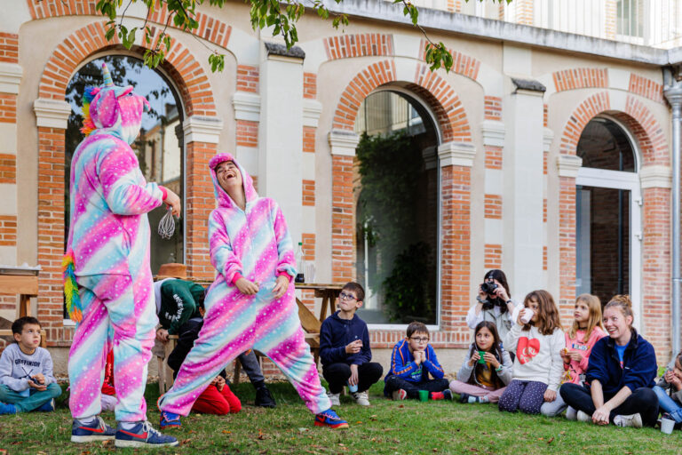Animateurs costumés licornes devant les enfants - Scène ludique colonie vacances - Photographie publicitaire - créateur de contenu nantes
