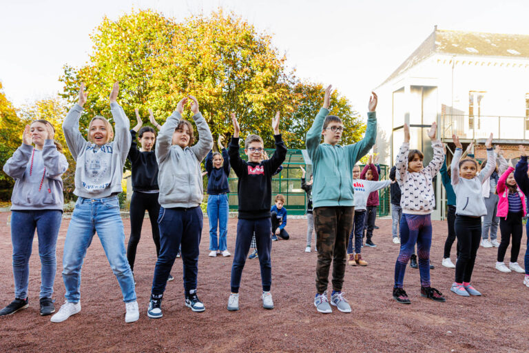 Séance de gym collective enfants - Échauffement plein air colonie - photographie colonie vacances - Brunet-Monié