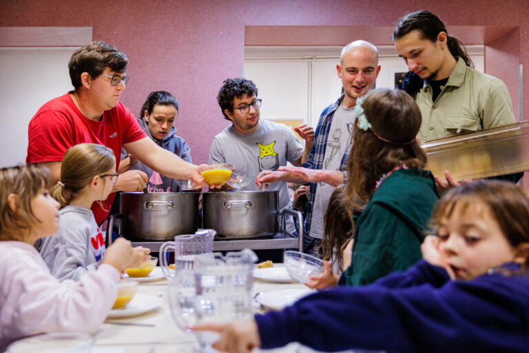 Distribution de soupe collective - Animateurs servant repas enfants - Photographie publicitaire - prestataire photo nantes