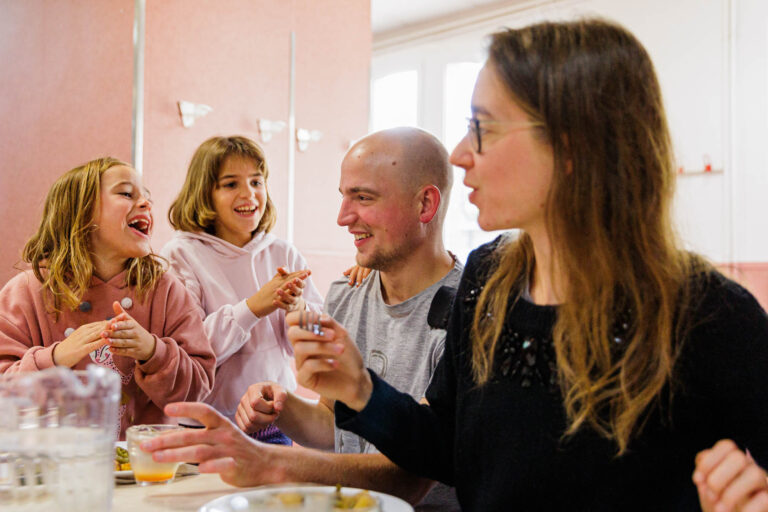 Fou rire pendant le repas - Moment complice à table - photographie colonie vacances - Agence Brunet-Monié