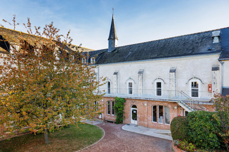 Bâtiment du centre d’accueil - Cour intérieure avec arbre automnal - Lieu de séjour enfants - Agence photo à Nantes