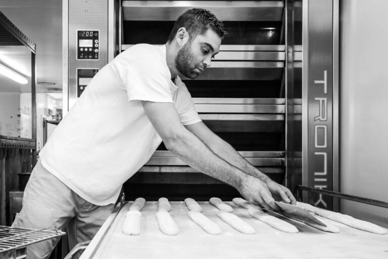 Disposition de pâtons avant cuisson - Gestes précis d’un boulanger - photographie d’artisan boulanger - Brunet-Monié
